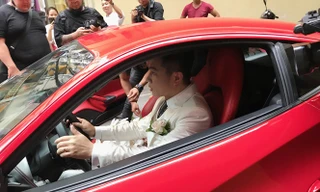 Ca sĩ Lâm Vũ tự lái siêu xe 15 tỷ đồng đến đón cô dâu 