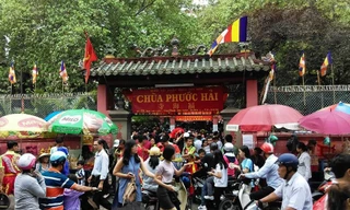 TPHCM: Chen chân đi lễ chùa, bãi giữ xe mọc như nấm