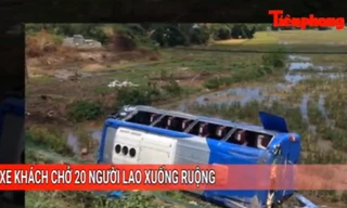 Tin nóng 24H: Xe khách chở 20 người lao xuống ruộng
