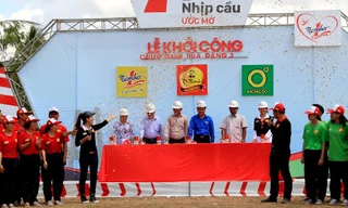 Đại diện chính quyền và nhà tài trợ ấn nút khởi công cầu. 