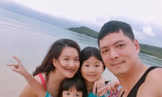 Anh Thơ chia sẻ, gia đình cô vẫn bình thường và cho rằng những bức ảnh đó có thể chỉ liên quan tới công việc đóng phim của Bình Minh. Thị phi trong giới showbiz không có gì lạ.