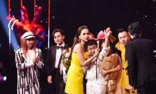 Chấn Quốc và HLV Hương Giang hụt hẫng khi MC Nguyên Khang công bố nhầm kết quả.