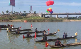 Độc đáo đua thuyền độc mộc trên sông Đăk Bla