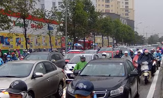 Ô tô, xe máy chật kín đường đường Tố Hữu, nhiều người chôn chân trong cơn mưa sáng nay.