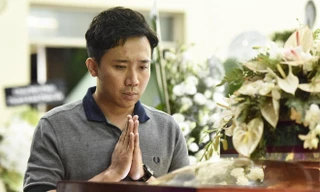 Trấn Thành tới viếng nghệ sĩ Lê Bình tối muộn 2/5. Ảnh: Dân việt.