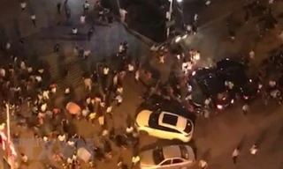 Hiện trường vụ xe ôtô lao vào đám đông trên quảng trường thị trấn Mishui thuộc thành phố Hành Dương, tỉnh Hồ Nam, Trung Quốc tối 12/9. (Nguồn: South China Morning Post/TTXVN)