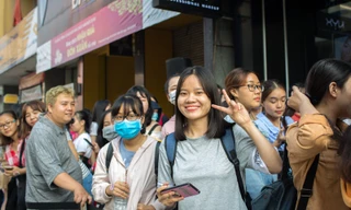 Fan xếp hàng từ 5h sáng để gặp Lily Maymac tại Sài Gòn