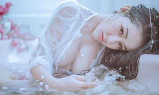 Ngân 98 'miệt mài' khoe thân khiến dư luận phẫn nộ