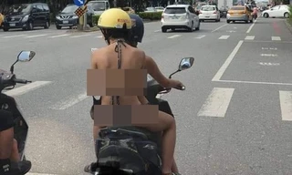 Hai cô gái mặc bikini chạy xe giữa phố gây phẫn nộ