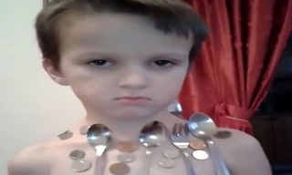 Bé Erman Delic có thể hút nhiều đồ vật kim loại như thìa, nĩa, đồng xu. Ảnh: CEN.