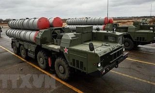 Hệ thống phòng thủ tên lửa S-300 của Nga tại lễ diễu binh của quân đội Iran ở Tehran. (Ảnh: Sputnik/TTXVN)