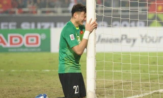 Hình ảnh Đặng Văn Lâm quỳ ôm khung thành và bật khóc gây xúc động với người hâm mộ.