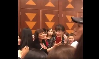 Hình ảnh Hari Won đứng bán đĩa trong chuyến lưu diễn Mỹ mới đây.