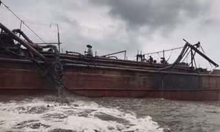 Tàu hút bùn xả thải tại vùng biển gần bờ giáp ranh hai tỉnh Nghệ An, Thanh Hóa trong những ngày gần đây.