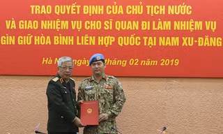 Thượng tướng Nguyễn Chí Vịnh trao quyết định của Chủ tịch nước cho Trung tá Nguyễn Kim Tỉnh.