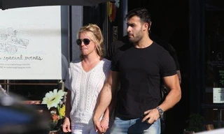 Britney Spears 'thả rông’ xuống phố cùng bạn trai kém 13 tuổi