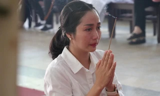 Ốc Thanh Vân bật khóc trong lễ tang nghệ sĩ Lê Bình. Ảnh: Vietnamnet