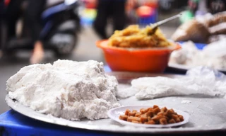 Người Hà Nội xếp hàng mua bánh trôi, chay dịp Tết Hàn thực
