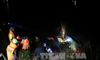 Các phương tiện và lực chức năng của huyện Đắk Glong tìm kiếm các nạn nhân. Ảnh: Ngọc Minh - TTXVN.