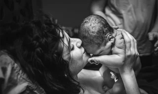 Khoảnh khắc hạnh phúc vỡ òa khi người mẹ ôm con vừa chào đời