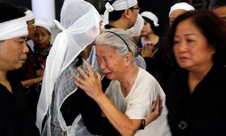 Nước mắt ‘người đầu bạc tiễn kẻ đầu xanh’ ở đám tang nghệ sĩ Phan Anh Dũng