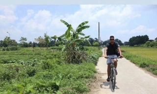 Sao M.U cùng vợ xinh đạp xe dạo phố, uống nước mía ở Hà Nội