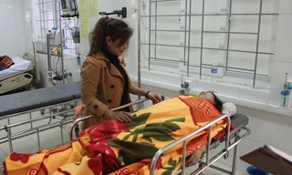 Người nhà chăm sóc nữ sinh Phạm Thị Linh.