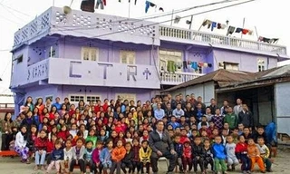 Ông Ziona Chana (sinh năm 1942) sống ở ngôi làng Baktwang ở bang Mizoram (Ấn Độ), có tới 39 người vợ, 94 người con và rất nhiều cháu. Tổng số thành viên trong nhà lên tới gần 200 người.
