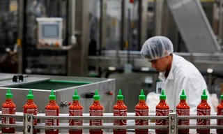 Bên trong nhà máy của Huy Fong ở Irwindale, California. Ảnh: Bloomberg