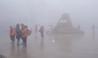 Sương mù dày đặc, bao trùm Sa Pa trong ngày đầu năm 2018