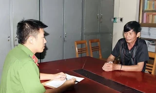 Cán bộ Văn phòng Cơ quan CSĐT Công an tỉnh Yên Bái hỏi cung đối tượng