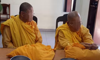 Hai người phụ nữ giả dạng nhà sư đi xin tiền khất thực tại công an phường.