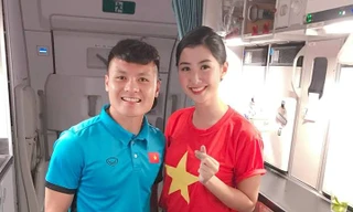 Người đẹp Hoa hậu VN trên chuyên cơ của tuyển Việt Nam từ Malaysia về