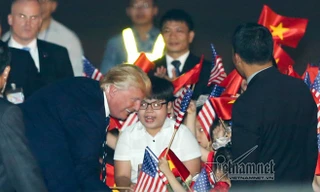 Cậu bé Nguyễn Như Khôi được Tổng thống Mỹ tặng hoa khi tới Hà Nội. Ảnh: Vietnamnet.