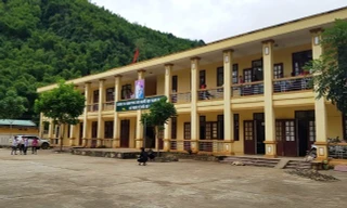 Ngôi trường suốt 3 năm thầy trò không có chỗ đi vệ sinh