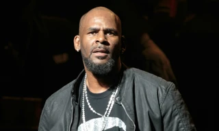 R. Kelly liên tiếp bị cáo buộc lạm dụng tình dục khiến sự nghiệp sụp đổ.