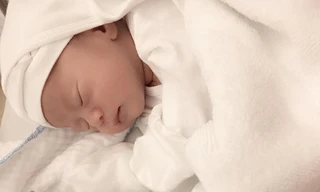 Việt Anh 'Chạy án' khoe ảnh con trai mới sinh