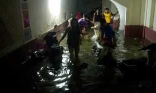 Trắng đêm hì hục tát nước, giải cứu xe bị ngập