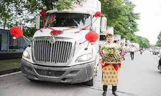 Chú rể dùng 9 xe đầu kéo gần 10 tỉ mang sính lễ tới nhà cô dâu