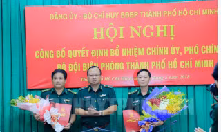 Thiếu tướng Nguyễn Hoài Phương, Phó Tư lệnh BĐBP trao quyết định và chúc mừng các đồng chí được bổ nhiệm. Ảnh Đảng bộ TPHCM