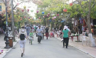 Du khách tham quan phố cổ Hội An, trong năm 2015, cơ quan chức năng đã phát hiện hàng trăm vụ trốn mua vé, vào tham quan phố cổ bằng các ngõ, hẻm. 