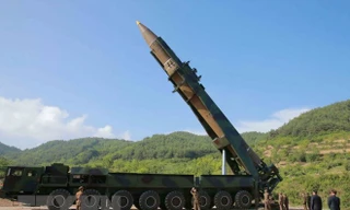 Tên lửa đạn đạo xuyên lục địa Hwasong-14 của Triều Tiên trước khi được phóng tại một địa điểm bí mật ngày 4/7/2017. (Ảnh: EPA/TTXVN)