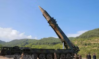 Tên lửa đạn đạo xuyên lục địa Hwasong-14 của Triều Tiên trước khi được phóng tại một địa điểm bí mật ngày 4/7/2017. (Ảnh: EPA/TTXVN)