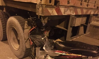 Xe máy dính chặt vào đuôi container.