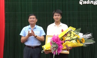 Thừa ủy quyền của Chủ tịch nước, ông Trần Tiến Dũng, Phó Chủ tịch UBND tỉnh Quảng Bình trao Huân chương Lao động hạng Ba cho học sinh Nguyễn Thế Quỳnh