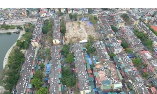 Tại nhiều khu chung cư cũ ở Hà Nội, như tại khu tập thể Thành Công, nhiều hộ dân đã lắp đặt hàng loạt các bồn chứa nước inox trên mái nhà để cung cấp nước sinh hoạt cho gia đình.