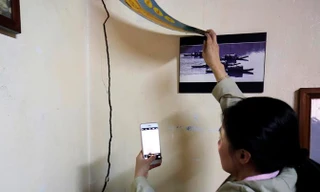 Nhiều căn nhà xuất hiện các vết nứt. 