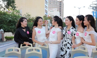 Thí sinh Hoa hậu Việt Nam thả dáng trên bus hai tầng dạo phố Đà Nẵng