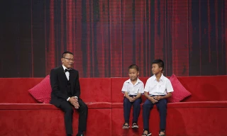 Nhà báo Lại Văn Sâm tặng 2 tháng lương hưu đầu tiên của mình cho 2 học sinh nghèo.