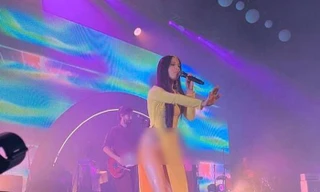 Hình ảnh Kacey Musgraves trong buổi biểu diễn hôm 11/10 (giờ địa phương).